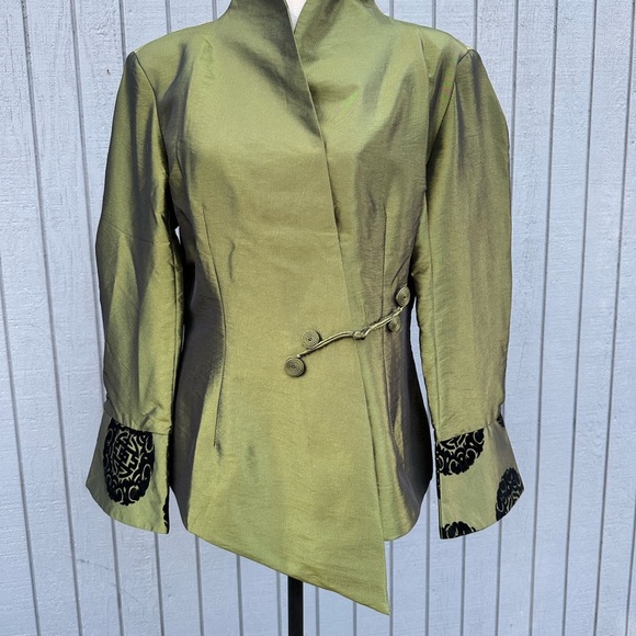 Gorgeous Green Silk Bouse - Picture 3 of 11